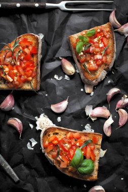 Tost ekmeği dilimlenmiş, fesleğenle süslenmiş