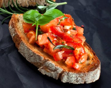 Tost ekmeği dilimlenmiş, fesleğenle süslenmiş