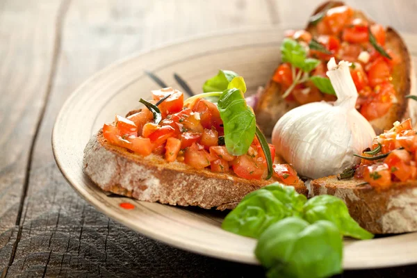 Bruschetta Fette Baguette Tostate Guarnite Con Basilico — Foto Stock