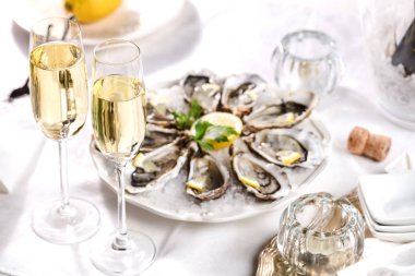 güzel meze istiridye iki kadeh şampanya şarap