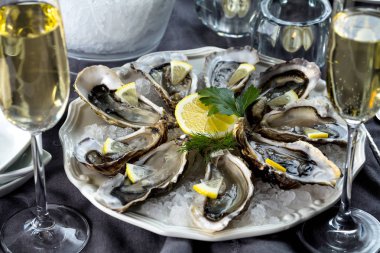 güzel meze istiridye iki kadeh şampanya şarap