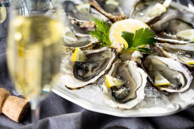 güzel meze istiridye iki kadeh şampanya şarap