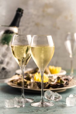 güzel meze istiridye ve bardak şampanya
