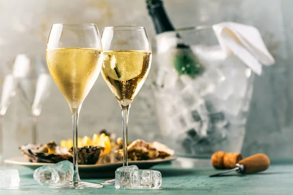 Mooie Voorgerecht Oesters Champagne Glazen — Stockfoto