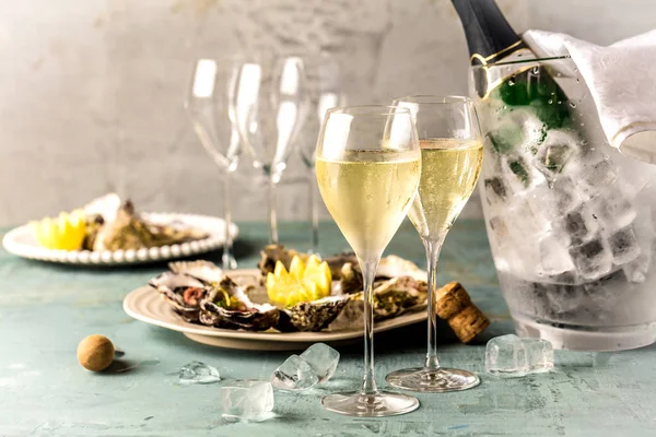 Schöne Vorspeise Austern Und Gläser Champagner — Stockfoto