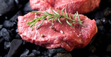 Kömür sığır eti biftek.