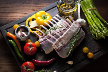 Kuzu raf, ahşap arka plan rustik mutfak masasında kemiği ile çiğ et