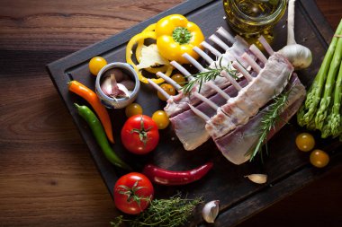 Kuzu raf, ahşap arka plan rustik mutfak masasında kemiği ile çiğ et