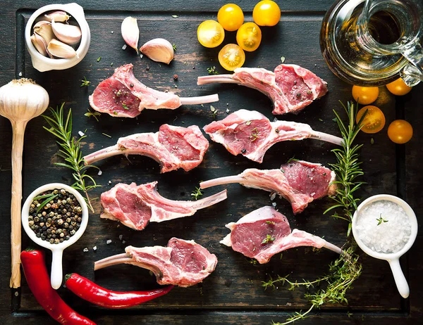 Bastidor Cordero Carne Cruda Con Hueso Mesa Cocina Rústica Fondo —  Fotos de Stock