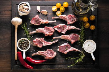 Kuzu raf, ahşap arka plan rustik mutfak masasında kemiği ile çiğ et