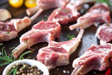 Kuzu raf, ahşap arka plan rustik mutfak masasında kemiği ile çiğ et