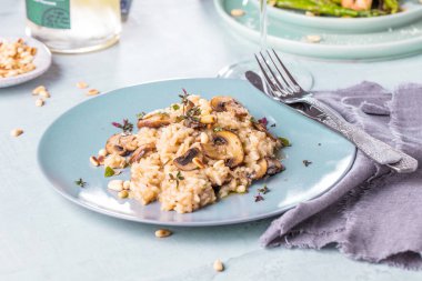 Mantarlı risotto beyaz gri, görünümü kapatın