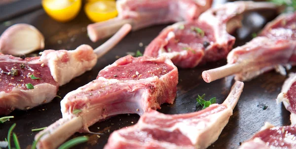 Rack Agnello Carne Cruda Con Osso Tavolo Cucina Rustico Sfondo — Foto Stock