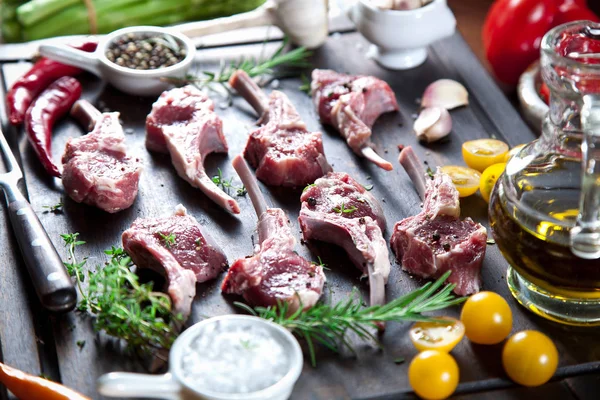 子羊のラック 木製の背景で素朴なキッチン テーブルに骨付き生肉 — ストック写真