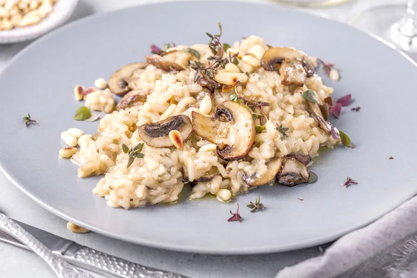Mantarlı risotto beyaz gri, görünümü kapatın