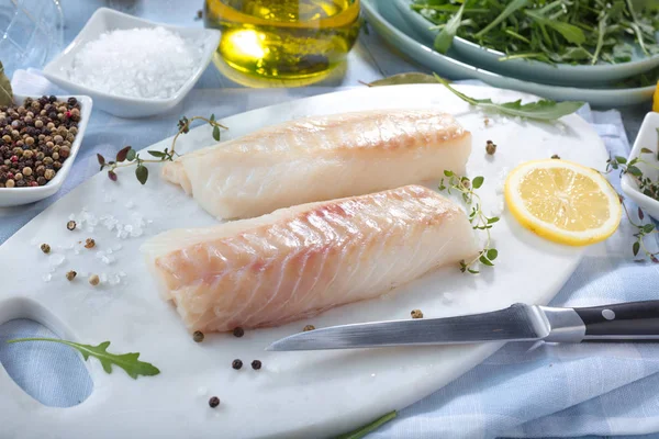 Świeże Ryby Filety Dorsza Raw Dodatkiem Ziół Cytryny — Zdjęcie stockowe