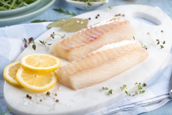 新鮮な魚 ハーブとレモンを添加した生のタラの切り身 — ストック写真