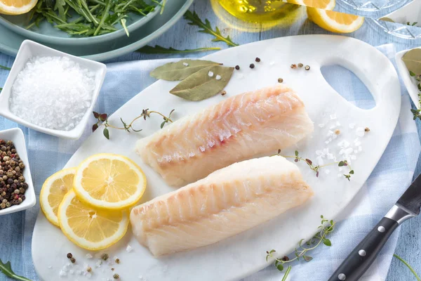 Peixe Fresco Filetes Bacalhau Crus Com Adição Ervas Limão — Fotografia de Stock