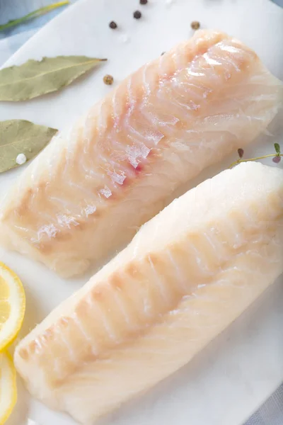 Pesce Fresco Filetti Merluzzo Crudo Con Aggiunta Erbe Aromatiche Limone — Foto Stock