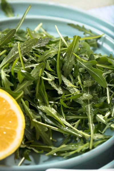 Foglie Rucola Fresca Ciotola Legno Rucola Arugula Rucola Legno Vecchio — Foto Stock