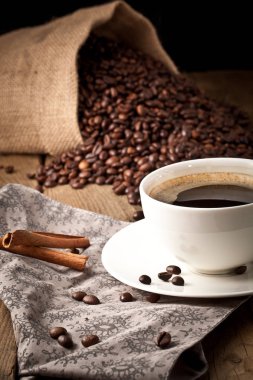 fincan kahve ve kek üzerine kahve çekirdekleri.