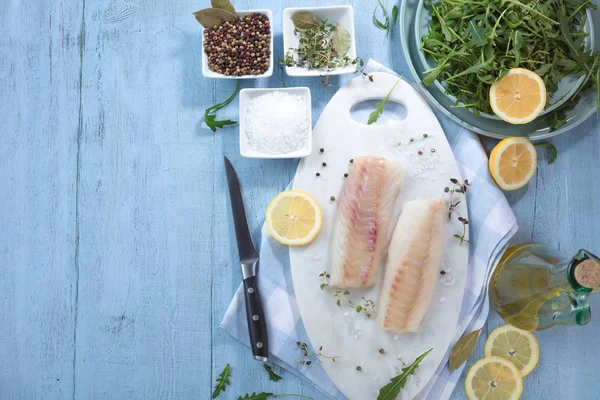 Färsk Fisk Torskfilé Med Örter Och Citron — Stockfoto