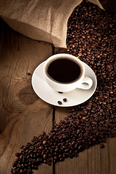 Kaffee Und Kuchen Auf Kaffeebohnen — Stockfoto