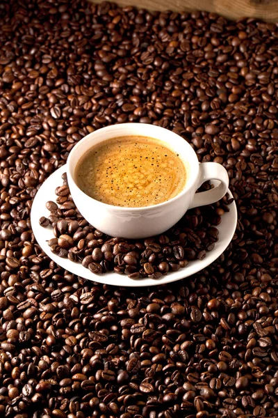 一杯のコーヒーとコーヒー豆のケーキ — ストック写真