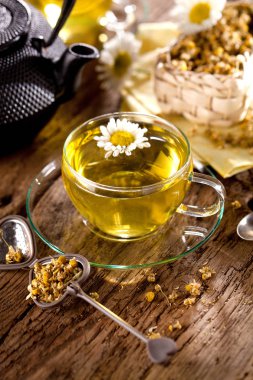 Bir fincan papatya çayı.