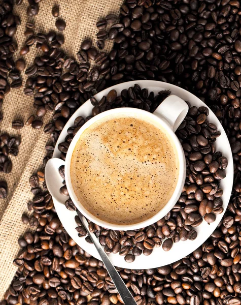 Kaffee Und Kuchen Auf Kaffeebohnen — Stockfoto