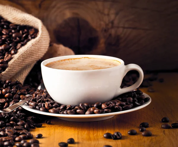 一杯のコーヒーとコーヒー豆のケーキ — ストック写真