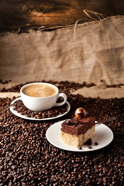 Bir Fincan Kahve Ile Ahşap Masa Üzerinde Çikolatalı Kek — Stok fotoğraf