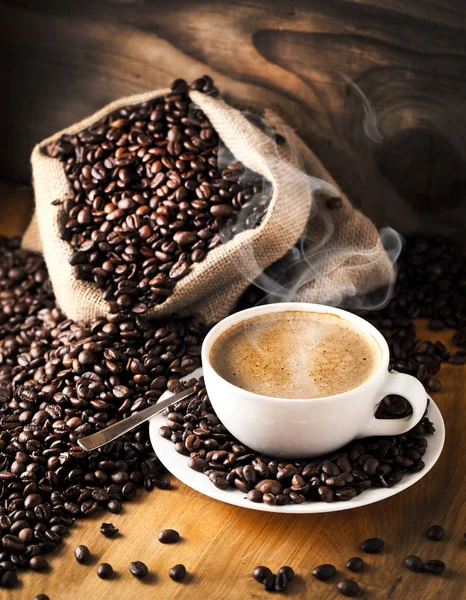 fincan kahve ve kek üzerine kahve çekirdekleri.