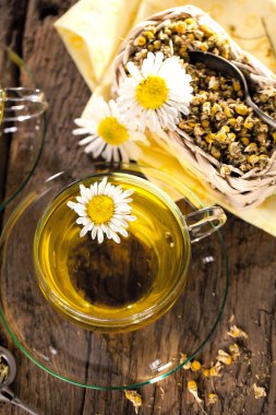 Bir fincan papatya çayı.