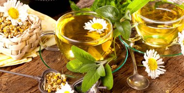 Bir fincan papatya çayı.