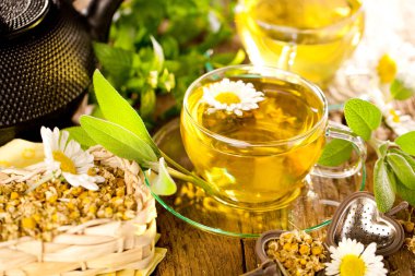 Bir fincan papatya çayı.