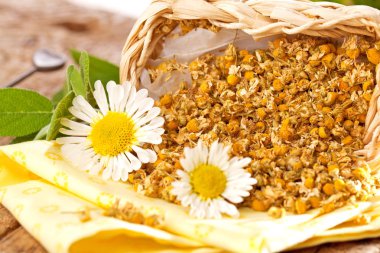 Ahşap arka plan üzerinde kurutulmuş papatya (yakın çekim shot) yığını