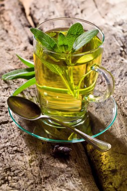 Adaçayı ve adaçayı yaprakları. Adaçayı yapraklarından yapılmış. Şifalı bitki Salvia Officinalis.