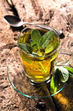 Adaçayı ve adaçayı yaprakları. Adaçayı yapraklarından yapılmış. Şifalı bitki Salvia Officinalis.