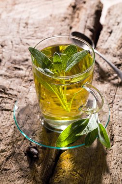 Adaçayı ve adaçayı yaprakları. Adaçayı yapraklarından yapılmış. Şifalı bitki Salvia Officinalis.