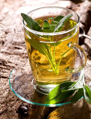 Adaçayı ve adaçayı yaprakları. Adaçayı yapraklarından yapılmış. Şifalı bitki Salvia Officinalis.