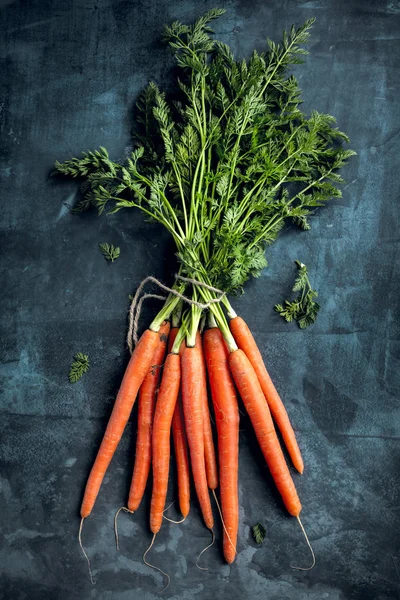 Bunch Fresh Carrots Green Leaves Beton Background Vegetable Food — Stock Photo, Image