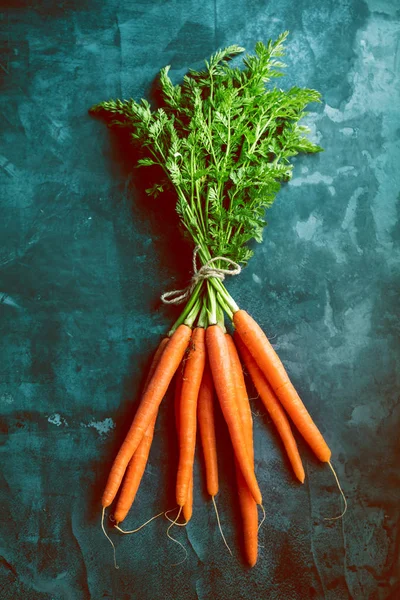 Bunch Fresh Carrots Green Leaves Beton Background Vegetable Food — Stock Photo, Image