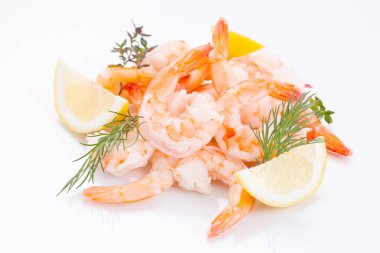 Beyaz arkaplanda karides izole edildi