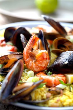 Paella deniz ürünleri ile. Geleneksel İspanyol yemeği.