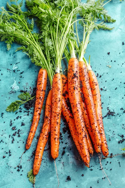 Monte Cenouras Frescas Com Folhas Verdes Sobre Fundo Betão Vegetais — Fotografia de Stock