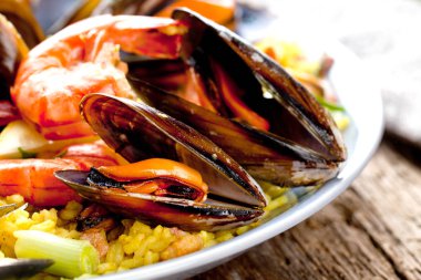 Paella deniz ürünleri ile. Geleneksel İspanyol yemeği.