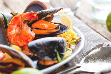 Paella deniz ürünleri ile. Geleneksel İspanyol yemeği.