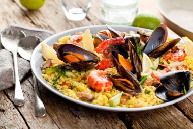 Paella deniz ürünleri ile. Geleneksel İspanyol yemeği.