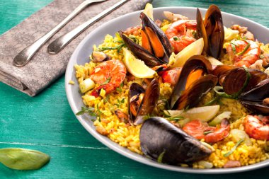 Paella deniz ürünleri ile. Geleneksel İspanyol yemeği.